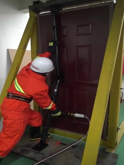 一款可以同時(shí)打開(kāi)內(nèi)開(kāi)門(mén)和外開(kāi)門(mén)的破門(mén)神器！