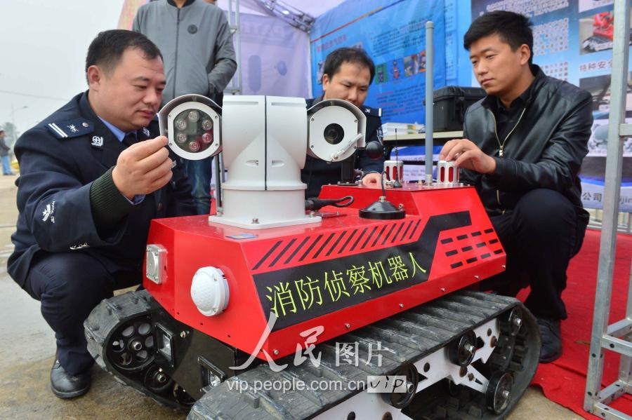 北京凌天攜消防滅火機(jī)器人、偵查機(jī)器人助力人全國(guó)危化品應(yīng)急救援