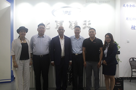 近日，尼日爾防務(wù)部門負(fù)責(zé)人蒞臨北京凌天，專題考察安檢、排爆、反恐等軍用警用技術(shù)裝備。