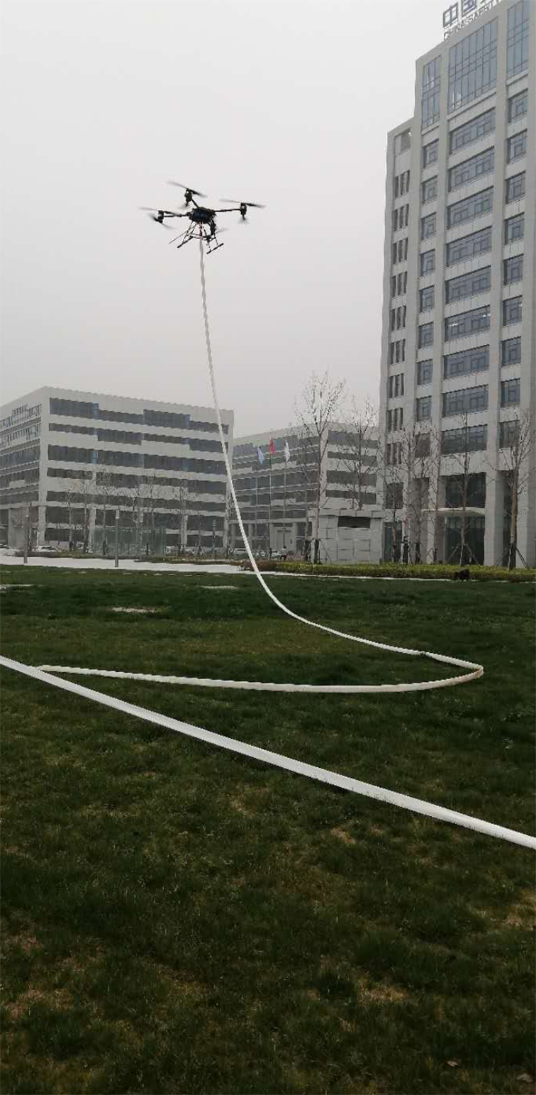 可以空中拖水帶100米的滅火無人機，助力高層建筑救援