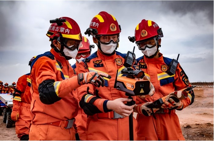 1757043430201363.jpg 內(nèi)蒙古消防開展“北疆藍光·2025”全區(qū)消防救援隊伍地震災害救援實戰(zhàn)拉動演練.jpg